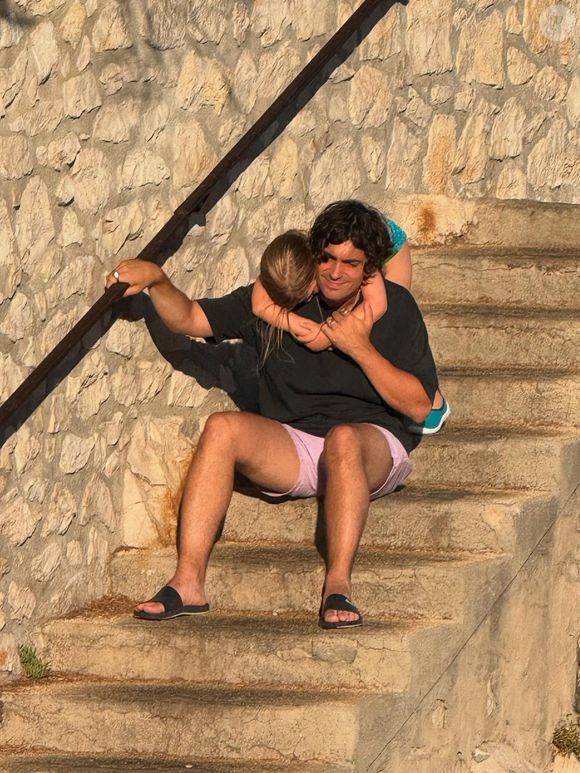 Parmi ces photos, une image de son fiancé Florian Rossi avec leur fille Esmée

Louane partage des photos de ses vacances avec son fiancé Florian Rossi et leur fille Esmée. Août 2025.