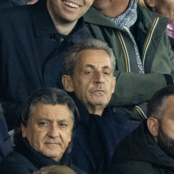 Nicolas Sarkozy dans les tribunes lors du match de Ligue 1 McDonald's "PSG - Auxerre (2-0)" au Parc des Princes à Paris, le 27 septembre 2025.
© Cyril Moreau/Bestimage