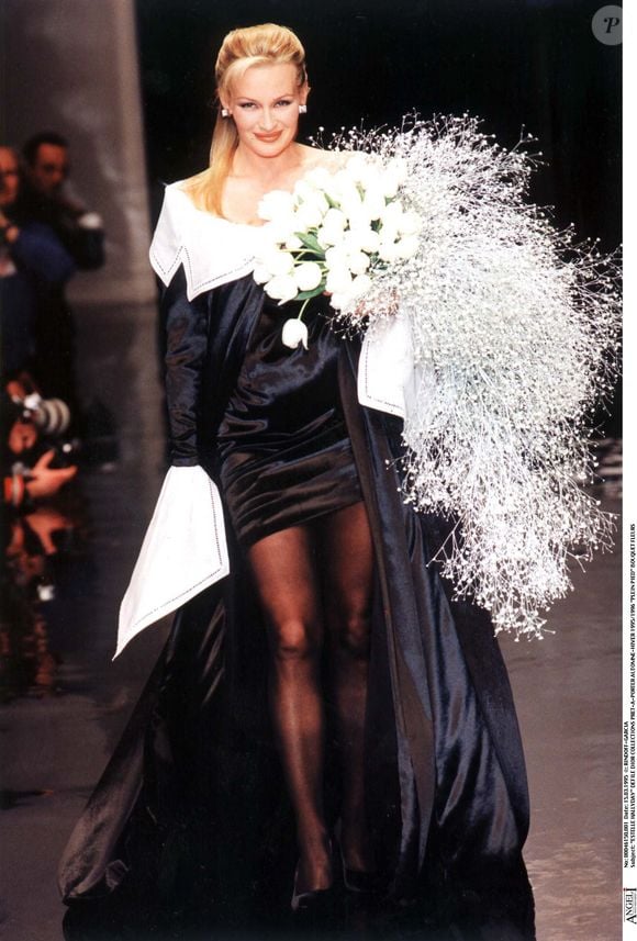 même si la star savoure le milieu de la mode et ses paillettes

Estelle Lefébure lors du défilé Christian Dior en 1995
©RINDOFF-GARCIA / BESTIMAGE