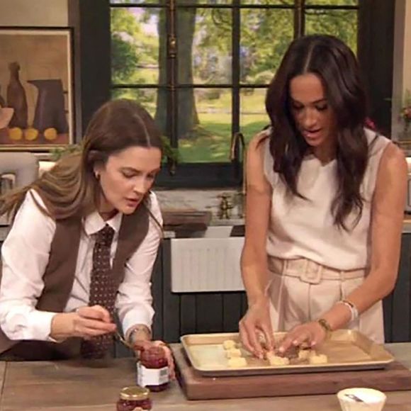 Los Angeles, CA - Drew Barrymore surprend Meghan Markle avec une photo de la princesse Diana et commente également sa romance « chaude » avec le prince Harry dans l'émission The Drew Barrymore Show. (Backgrid UK/ Bestimage).