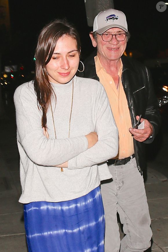 Rétro - Décès de Victoria Jones, fille de Tommy Lee Jones, retrouvée sans vie dans un hôtel à l'âge de 34 ans - Tommy Lee Jones et sa fille Victoria reviennent d'un dîner au restaurant Matsushisa à Beverly Hills le 10 juin 2017.
Backgrid USA / Bestimage