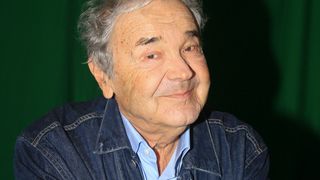 Au cœur de sa grande propriété de Nangis, Pierre Perret raconte son attachement à son jardin : “Grâce à mes plantations, pendant toute ma vie, j’ai bien mangé”