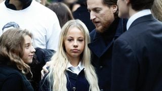 Retour à la vie normale pour tout un clan : Giulia Sarkozy retrouve une de ses amies, fille d'un célèbre chanteur, ses parents s'offrent une sortie au restaurant