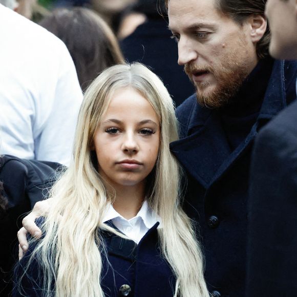 Nicolas Sarkozy a retrouvé sa liberté.

Lola Sarkozy, Giulia Sarkozy, Jean Sarkozy - La famille et les soutiens de Nicolas Sarkozy se sont réunis devant son domicile le jour de son incarcération à la prison de la Santé à Paris.

© Moreau / Jacovides / Bestimage