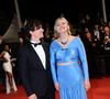 Une jolie façon d'apporter du réconfort à Louane. 
Florian Rossi et sa compagne Louane à la montée des marches de "The Idol" lors du 76ème Festival International du Film de Cannes, le 22 mai 2023.
© Rachid Bellak/Bestimage