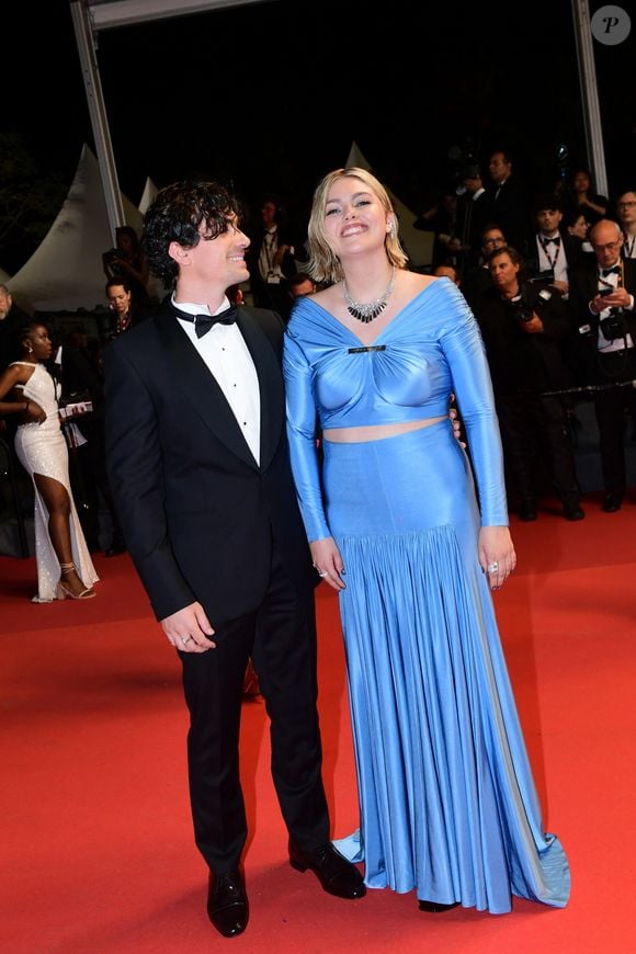 Une jolie façon d'apporter du réconfort à Louane. 
Florian Rossi et sa compagne Louane à la montée des marches de "The Idol" lors du 76ème Festival International du Film de Cannes, le 22 mai 2023.
© Rachid Bellak/Bestimage