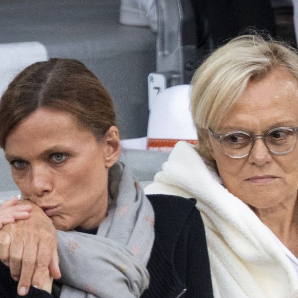 Muriel Robin et sa femme Anne Le Nen dans les tribunes lors de la session du soir des Internationaux de France de Tennis de Roland Garros, à Paris, France. © Jacovides-Moreau/Bestimage