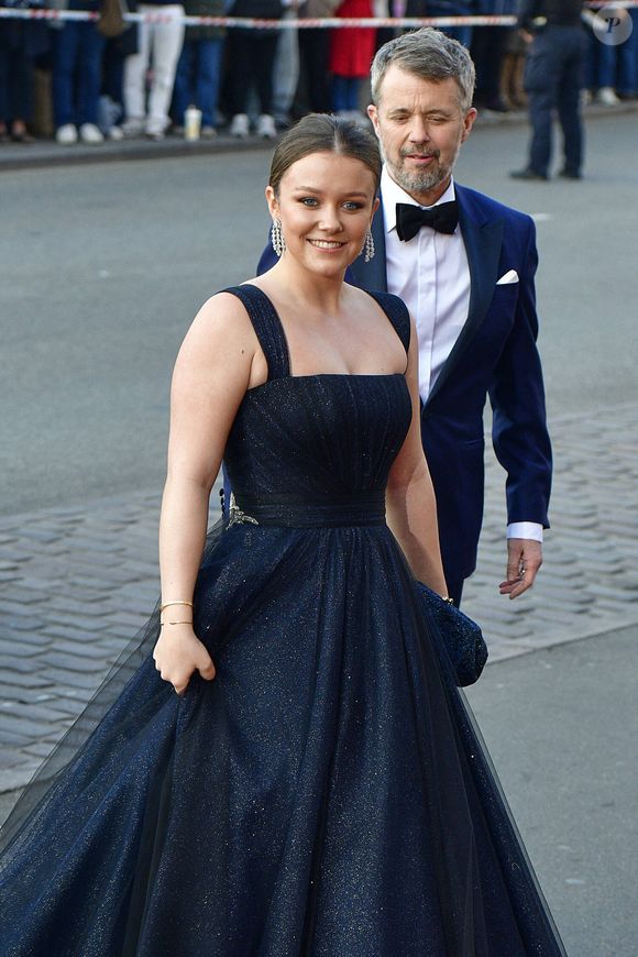 La princesse Isabella, le roi Frederik de Danemark, spectacle d’anniversaire au Théâtre Royal à l’occasion des 18 ans de la princesse Isabella, à Copenhague, au Danemark, le 15 avril 2025. © Dana Press / Bestimage