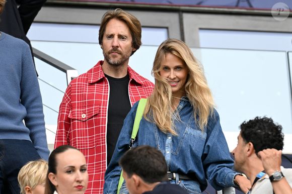 Ophelie Meunier et son mari Mathieu Vergne - Célébrités lors du match de football de Ligue 1 McDonald's entre le Paris FC contre Metz (3-2) au stade Jean Bouin à Paris le 31 aout 2025. © Lionel Urman/Bestimage