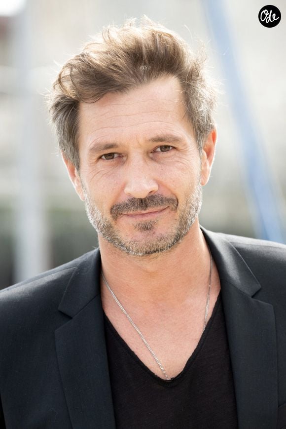 Il partage rarement des moments de sa famille. 

Alexandre Varga participe à la séance photo de « Cassandre » dans le cadre du Festival de fiction de La Rochelle, le 16 septembre 2022 à La Rochelle, en France. Photo de David Niviere/ABACAPRESS.COM