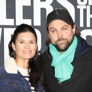 Une touche de romantisme et d’humour qu’elle prolonge en souhaitant une joyeuse fête de l’amour “à tous, entre ami(e)s, en famille, envers soi et les autres… peu importe !"
Arthur Jugnot et Flavie Péan à Paris le 17 octobre 2023.
Photo par Coadic Guirec / Bestimage