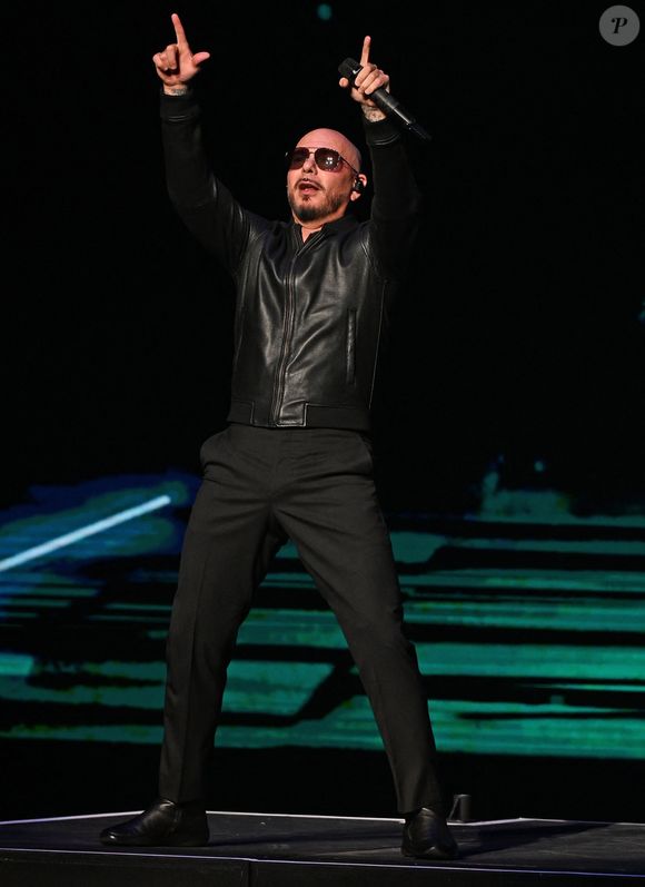 En 2009, le rappeur Pitbull (pour ne citer que lui) avait également samplé la musique pour enregistre son hit "Hotel Room"

Pitbull se produit lors du concert de lancement du Grand Prix de Formule 1 de Miami au Hard Rock Live qui se tient au Seminole Hard Rock Hotel & Casino le 1er mai 2025 à Hollywood, Floride.


Pictured: Pitbull