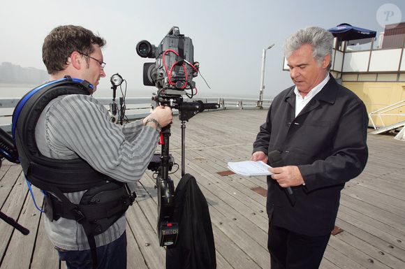 Le présentateur de télévision français Georges Pernoud et son équipe pendant l'enregistrement de la prochaine émission 'Thalassa - Spécial Belgique' en Belgique le 24 avril 2006. Photo par AV Press/ABACAPRESS.COM