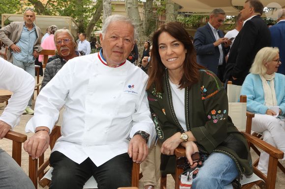 Et le week-end dernier, il a accueilli un grand nom : Georges Blanc, chef étoilé de 82 ans.

Les Chefs à Saint-Tropez fêtent les producteurs 2025 - Le chef Georges Blanc et sa compagne Sara sur la place des Lices à Saint-Tropez, le 3 mai 2025. ©Jean-Marc Lhomer / Bestimage.