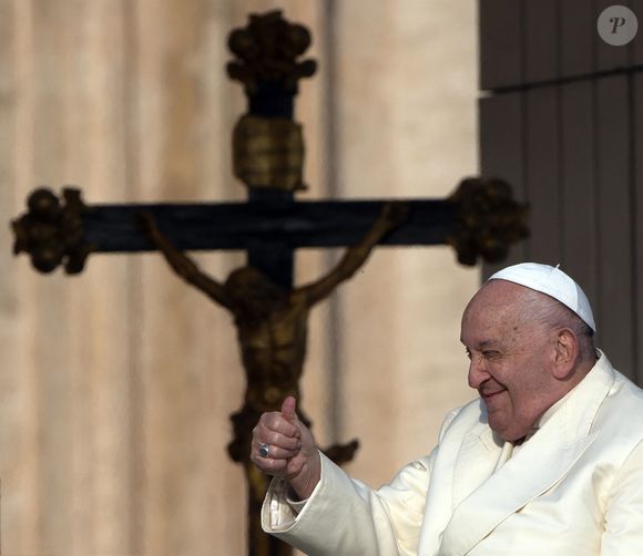 Jorge Mario Bergoglio, plus connu sous son nom de règne, François, est mort ce lundi 21 avril à 88 ans. Né en 1936 à Buenos Aires en Argentine, Jorge Mario Bergoglio était le premier pape non-européen depuis le VIIIe siècle.