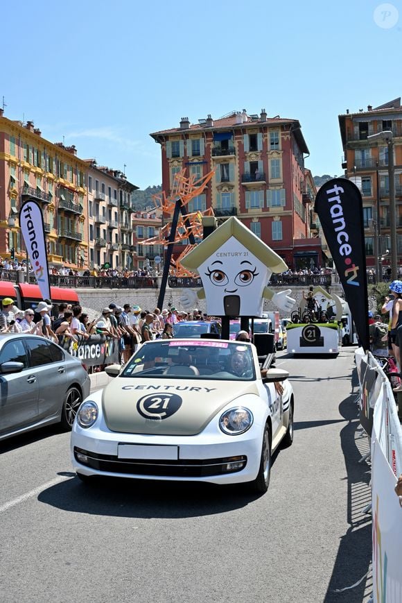 Christian Estrosi, le maire de Nice, et sa femme Laura Tenoudji ont donné le départ de la 20ème étape entre Nice et le Col de la Couillole lors de la 111ème édition du Tour de France, sur le port de Nice, le 20 juillet 2024. © Bruno Bebert/Bestimage