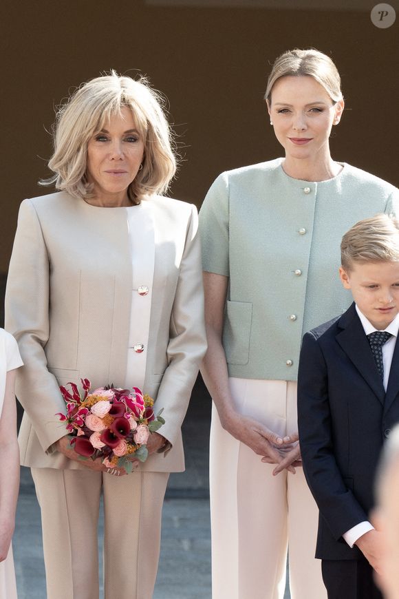 Brigitte Macron et la princesse Charlène de Monaco lors d'une cérémonie d'accueil à leur arrivée pour une visite d'Etat de deux jours au Palais Princier de Monaco, le 07 juin 2025. Photo par David NIVIERE/ABACAPRESS.COM