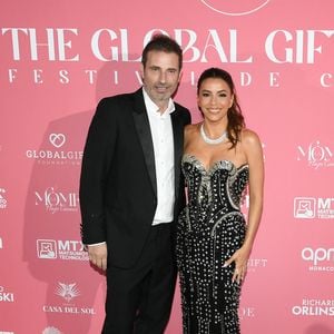 Richard Orlinski, Eva Longoria au photocall de la soirée du "Globa Gift Gala" lors du 78ème Festival International du Film de Cannes, le 19 mai 2025.
© Lionel Urman/Bestimage