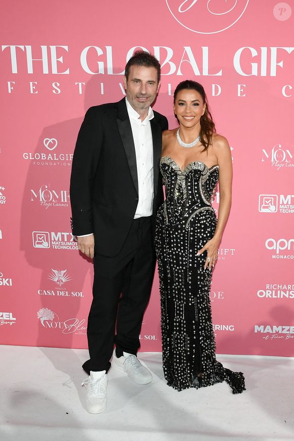 Richard Orlinski, Eva Longoria au photocall de la soirée du "Globa Gift Gala" lors du 78ème Festival International du Film de Cannes, le 19 mai 2025.
© Lionel Urman/Bestimage