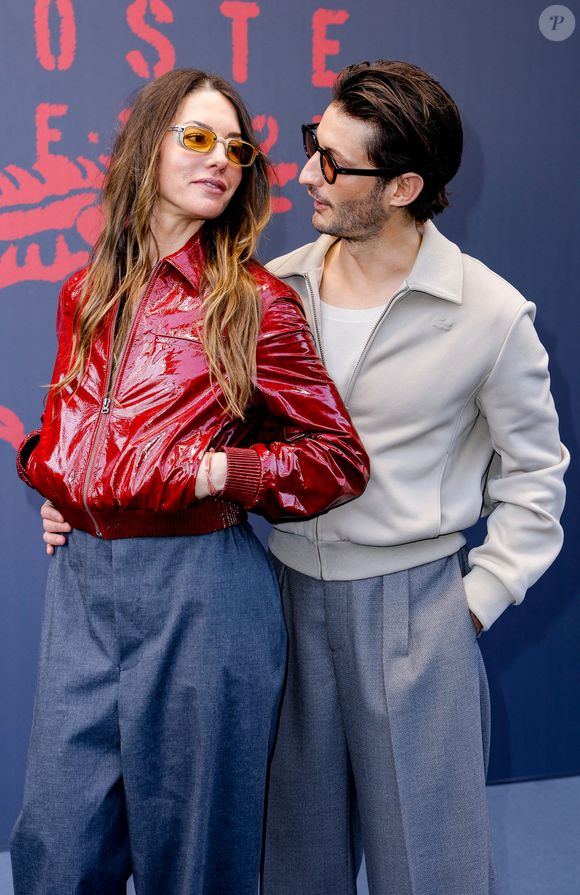 Pierre Niney et sa compagne Natasha Andrews au photocall du défilé Lacoste Collection Femme Prêt-à-Porter Automne/Hiver 2026-2027 lors de la Fashion Week de Paris (PFW) à Roland Garros, à Paris, France, le 8 mars 2026. © Olivier Borde/Bestimage