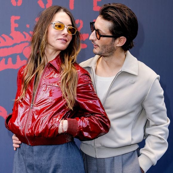Pierre Niney et sa compagne Natasha Andrews au photocall du défilé Lacoste Collection Femme Prêt-à-Porter Automne/Hiver 2026-2027 lors de la Fashion Week de Paris (PFW) à Roland Garros, à Paris, France, le 8 mars 2026. © Olivier Borde/Bestimage