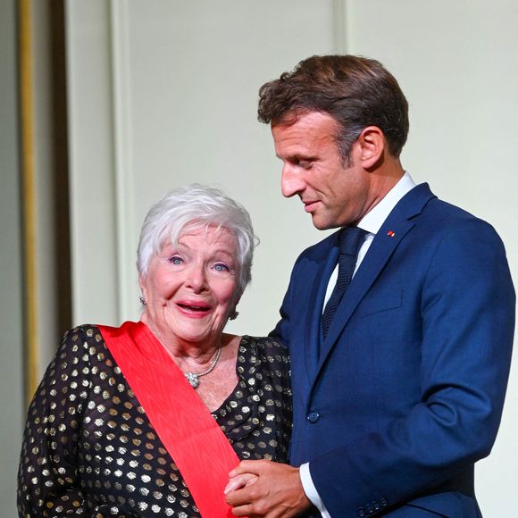 L’actrice française, Line Renaud décorée par le président de la République française, Emmanuel Macron de la Grand-Croix de la Légion d’honneur lors d'une cérémonie au palais de l’Elysée à Paris, France, le 2 septembre 2022. © Coadic Guirec/Bestimage