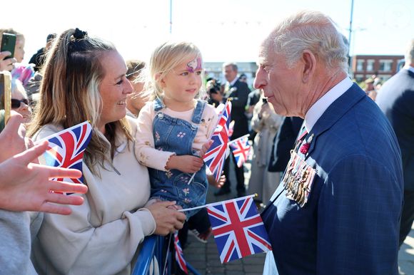Le roi Charles III rencontre des membres du public lors d'une visite à Barrow-in-Furness, Cumbria, pour présenter les lettres patentes accordant officiellement le statut de charte royale au port de Barrow, en reconnaissance de la contribution essentielle de la ville à la défense nationale et à l'industrie, à Barrow-in-Furness, Royaume-Uni, le 20 septembre 2025. © Jackson Chris/PA Wire/ABACA