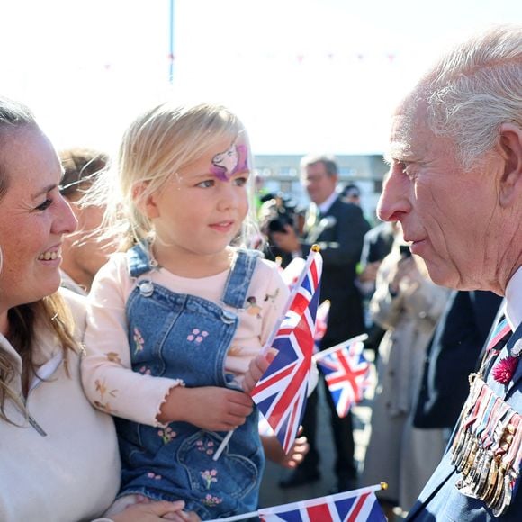 Le roi Charles III rencontre des membres du public lors d'une visite à Barrow-in-Furness, Cumbria, pour présenter les lettres patentes accordant officiellement le statut de charte royale au port de Barrow, en reconnaissance de la contribution essentielle de la ville à la défense nationale et à l'industrie, à Barrow-in-Furness, Royaume-Uni, le 20 septembre 2025. © Jackson Chris/PA Wire/ABACA