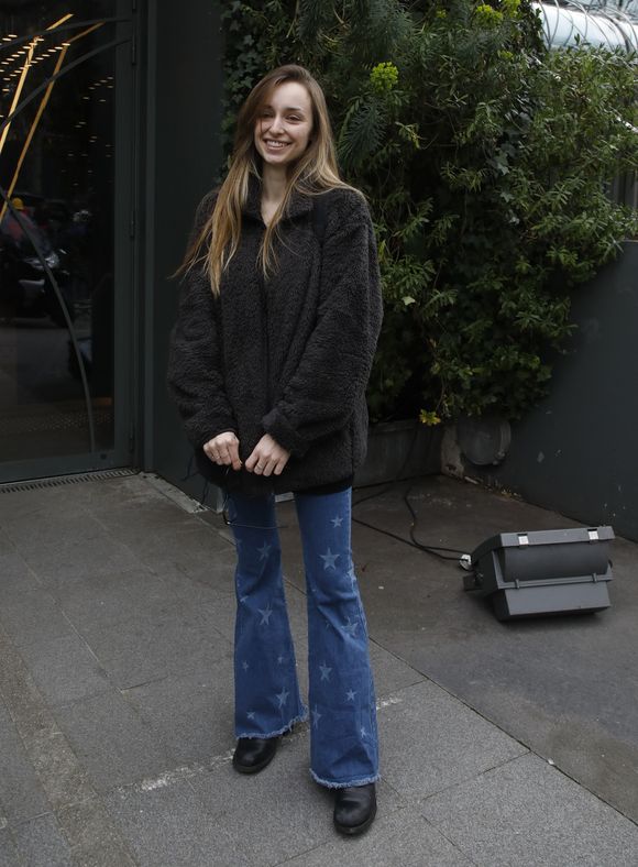 Mais à ce jour, aucune relation officielle n'a été confirmée pour Emma Smet.

Emma Smet - Arrivées des invités à l'enregistrement de l'émission "Vivement Dimanche Prochain" au Studio Gabriel à Paris le 2 mars 2022. L'émission sera diffusée le 6 mars 2022.