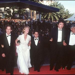 Mais bien avant lui, elle a partagé la vie d'un autre grand acteur
Sandrine Kiberlain, Yvan Attal et Eric Rochant - 47ème festival de Cannes en 1994