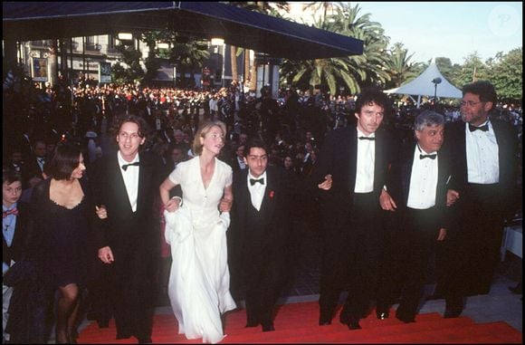 Mais bien avant lui, elle a partagé la vie d'un autre grand acteur
Sandrine Kiberlain, Yvan Attal et Eric Rochant - 47ème festival de Cannes en 1994