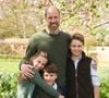 Deux adorables photos ont été partagées pour l’occasion. Sur la première, nous pouvons voir le prince William en train de prendre la pose avec ses trois enfants.
Le prince William et ses enfants, la princesse Charlotte, le prince Louis et le prince George, prennent la pose à l'occasion de la fête des pères du 15 juin 2025 © Josh Shinner