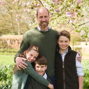 Deux adorables photos ont été partagées pour l’occasion. Sur la première, nous pouvons voir le prince William en train de prendre la pose avec ses trois enfants.

Le prince William et ses enfants, la princesse Charlotte, le prince Louis et le prince George, prennent la pose à l'occasion de la fête des pères du 15 juin 2025 © Josh Shinner