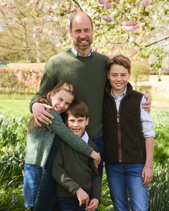Deux adorables photos ont été partagées pour l’occasion. Sur la première, nous pouvons voir le prince William en train de prendre la pose avec ses trois enfants.

Le prince William et ses enfants, la princesse Charlotte, le prince Louis et le prince George, prennent la pose à l'occasion de la fête des pères du 15 juin 2025 © Josh Shinner