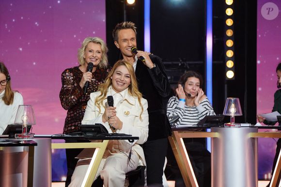 Santa (marraine 2025), Sophie Davant, Cyril Féraud lors de la soirée de lancement de la 39ème édition du Téléthon sur France 3 aux Studios du Lendit à Saint-Denis, France, le 5 décembre 2025. © Anne-Sophie Guebey/Bestimage