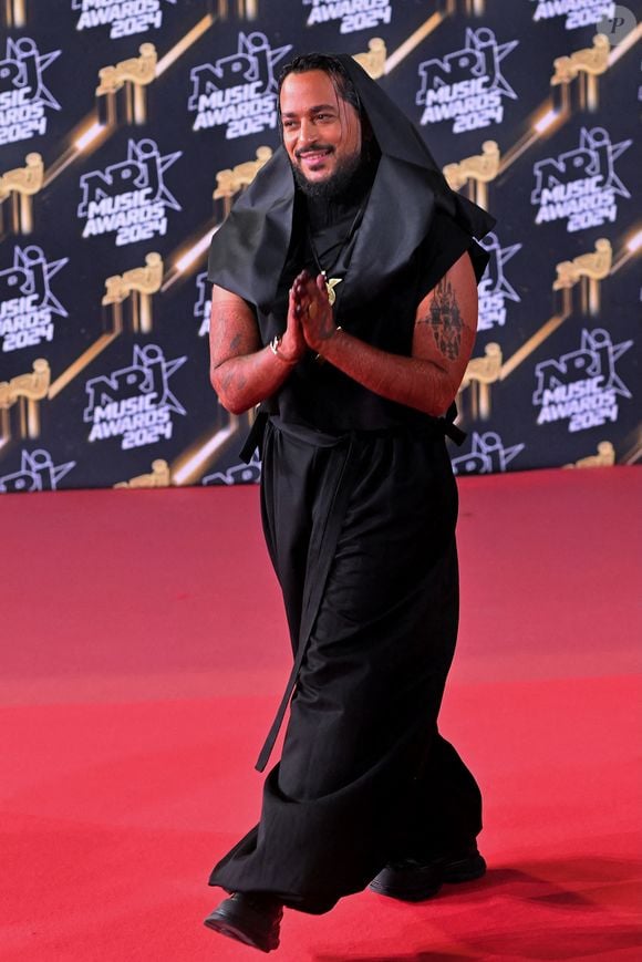 Le flamboyant succès que connaît Slimane depuis plusieurs années a été entaché ces dernières semaines par les accusations de harcèlement et d'agression sexuelle dont il fait l'objet.
Slimane participe aux 26ème NRJ Music Awards à Cannes, France.