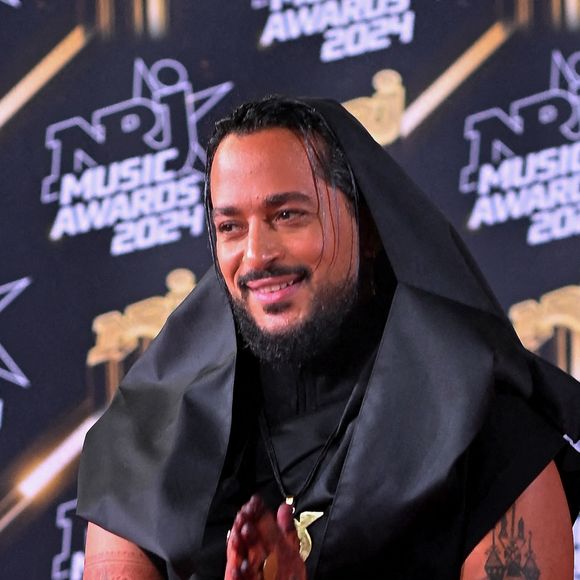 Le flamboyant succès que connaît Slimane depuis plusieurs années a été entaché ces dernières semaines par les accusations de harcèlement et d'agression sexuelle dont il fait l'objet.
Slimane participe aux 26ème NRJ Music Awards à Cannes, France.