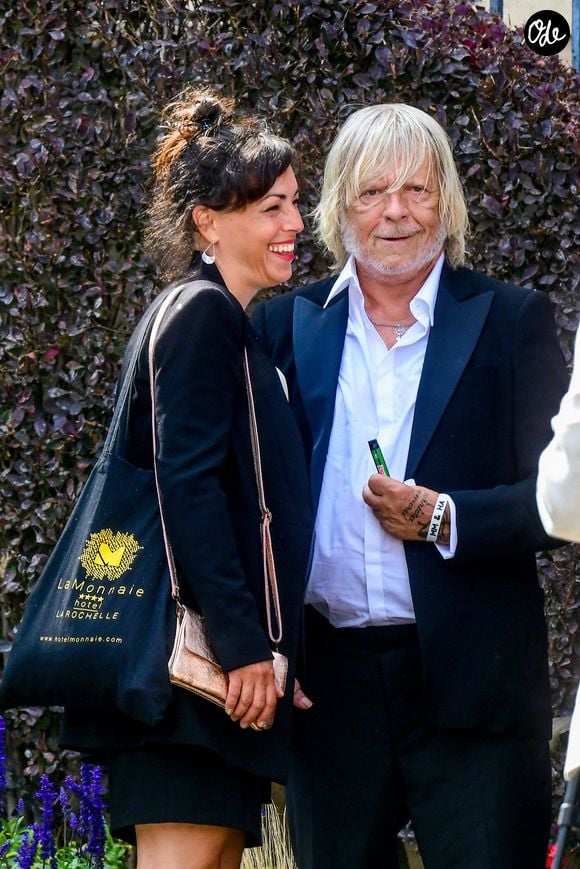 Le chanteur Renaud (Renaud Séchan) et sa compagne Cerise (de son vrai prénom Christine) - Mariage d'Hugues Aufray et de Murielle Mégevand à la mairie de Marly-Le Roy, France, le 2 septembre 2023.
Bestimage