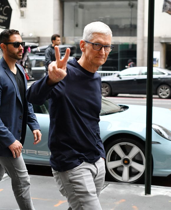 15/06/2025 : Tim Cook fait un signe de paix en sortant à New York. Le PDG de longue date d'Apple était entouré de gardes du corps alors qu'il sortait faire du shopping dans le quartier de Midtown.  

Photo : The ImageDirect / Bestimage