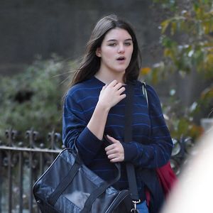 Suri Cruise porte Eleanor, le chat de sa mère, alors qu'elle se promène avec une amie à New York. La fille de Tom Cruise et de Katie Holmes, âgée de 18 ans, a été aperçue en ville lors d'une pause à l'université. Suri portait un pull rayé, un jean et des Converse.
©The ImageDirect / Bestimage