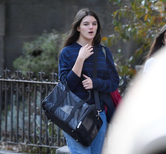 Suri Cruise porte Eleanor, le chat de sa mère, alors qu'elle se promène avec une amie à New York. La fille de Tom Cruise et de Katie Holmes, âgée de 18 ans, a été aperçue en ville lors d'une pause à l'université. Suri portait un pull rayé, un jean et des Converse.
©The ImageDirect / Bestimage
