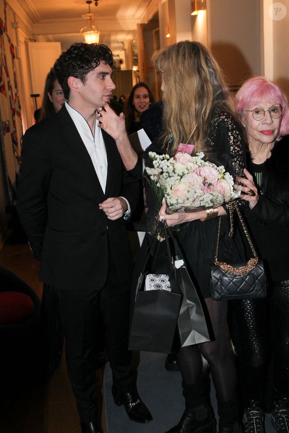 L’actrice s’est montrée très émue en recevant son insigne sous le regard de son mari très fier d'elle.

Guest, Arielle Dombasle, Marie Beltrami - Arielle Dombasle est élevée au rang d'Officière de l'ordre des Arts et Lettres au Ministère de la Culture à Paris le 08 Décembre 2025. En présence de son producteur Paul Delmas.

© Philippe Baldini / Bestimage