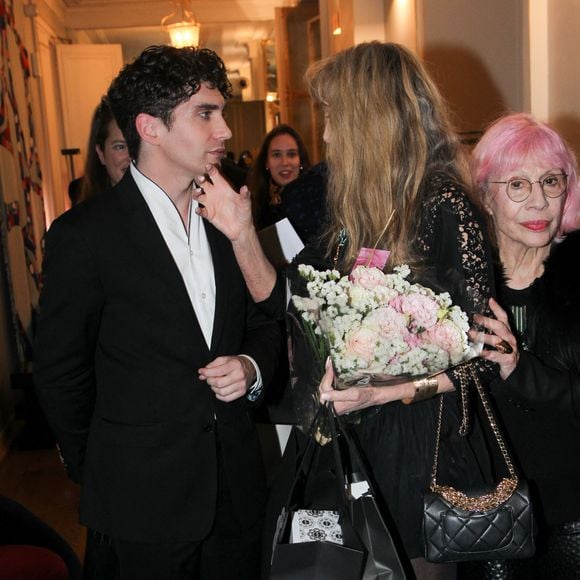 L’actrice s’est montrée très émue en recevant son insigne sous le regard de son mari très fier d'elle.

Guest, Arielle Dombasle, Marie Beltrami - Arielle Dombasle est élevée au rang d'Officière de l'ordre des Arts et Lettres au Ministère de la Culture à Paris le 08 Décembre 2025. En présence de son producteur Paul Delmas.

© Philippe Baldini / Bestimage