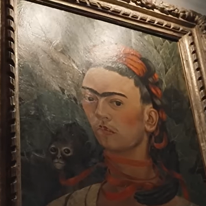 Son bien le plus précieux est un autoportrait de Frida Kahlo, qu'elle considère comme une véritable source de force.

Madonna ouvre les portes de sa maison à Londres.