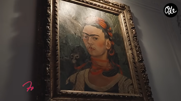 Son bien le plus précieux est un autoportrait de Frida Kahlo, qu'elle considère comme une véritable source de force.

Madonna ouvre les portes de sa maison à Londres.