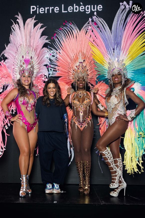 Parmi elles figurait la chanteuse Nâdiya qui, en pleine prestation de son tube "Roc", a perdu l’équilibre sur scène avant de chuter devant près de 20 000 personnes.

Mariana, Nâdiya, Trefle, Bia lors de la tournée des années 2000 "I Gotta Feeling" au Dôme de Paris le 13 mars 2026.

© Julien Sarkissian / Bestimage