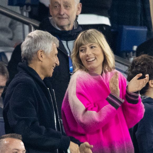 Nagui et Melanie Page dans les tribunes du match de football de qualification pour la coupe du monde 2026 opposant la France à Azerbaïdjan (3-0) au Parc des Princes à Paris, France, le 10 octobre 2025. © Cyril Moreau/Bestimage