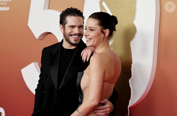 Côté make-up, l'actrice qui apparaît au casting de la nouvelle série de Lena Dunham (Girls), Too Much, privilégie le nude, le sobre, et le minimum. 

François Civil, Adèle Exarchopoulos - Photocall de la 50ème édition de la cérémonie des César à l'Olympia à Paris, France, le 28 février 2025 © Dominique Jacovides - Olivier Borde / Bestimage