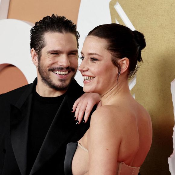 Côté make-up, l'actrice qui apparaît au casting de la nouvelle série de Lena Dunham (Girls), Too Much, privilégie le nude, le sobre, et le minimum. 

François Civil, Adèle Exarchopoulos - Photocall de la 50ème édition de la cérémonie des César à l'Olympia à Paris, France, le 28 février 2025 © Dominique Jacovides - Olivier Borde / Bestimage