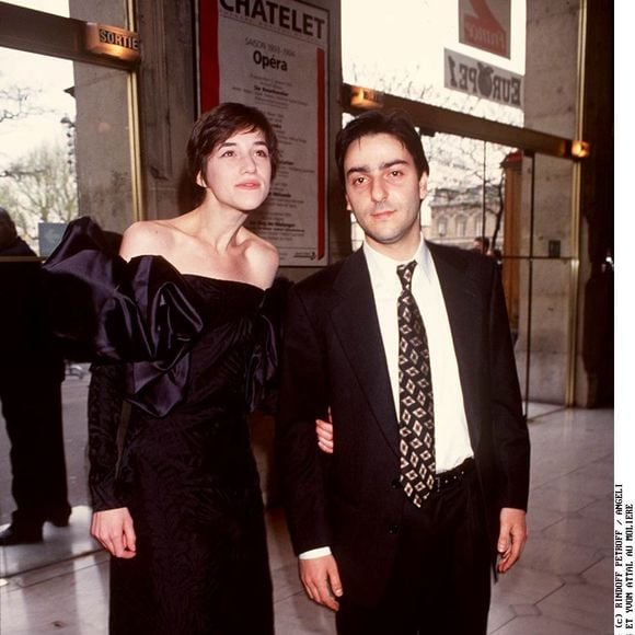 Charlotte Gainsbourg et Yvan Attal à la cérémonie des Molières 1994. Photo par BERTRAND RINDOFF PETROFF / BESTIMAGE